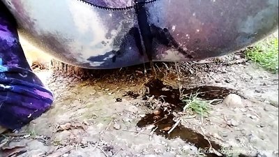 Pissing uz ielas! Nāc skatīties, kā LilKiwwiMonster samitrina biksītes un čurā netīrumos!
